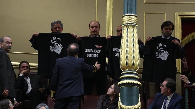 Varios mineros son desalojados del Congreso por exhibir camisetas de protesta