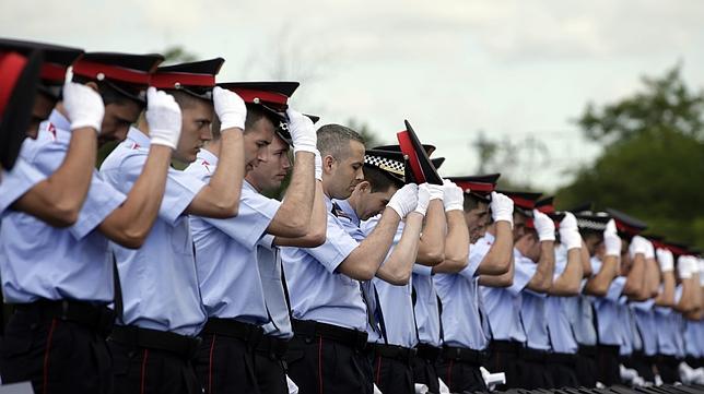 Mas pide a los nuevos mossos y policías locales que den «ejemplo» y no se quejen