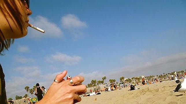 La mitad de los españoles está a favor de que se prohíba fumar en playas y piscinas