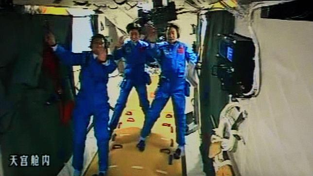 Astronautas chinos entran por primera vez al módulo espacial