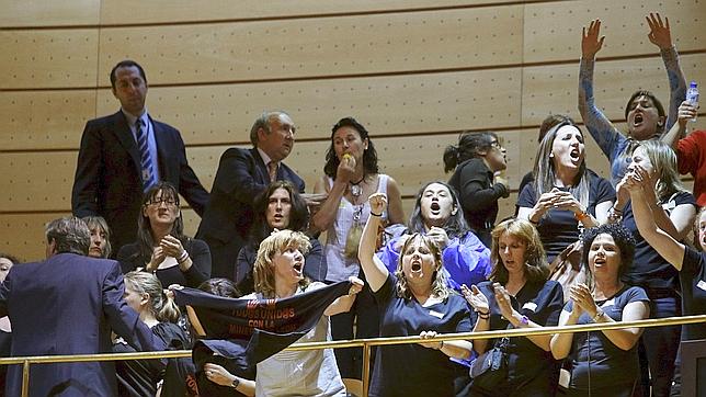 Las mujeres de los mineros, desalojadas del Senado