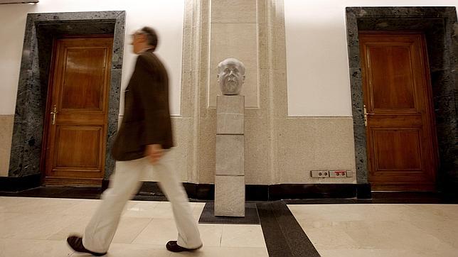 El busto de Manuel Azaña no regresará al vestíbulo del Congreso