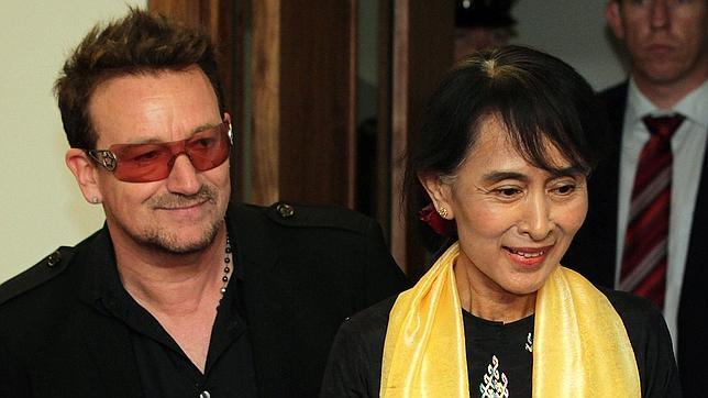 Aung San Suu Kyi asiste a un concierto de Bono en su honor