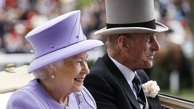 Isabel II recibirá más sueldo por los beneficios de la Corona británica