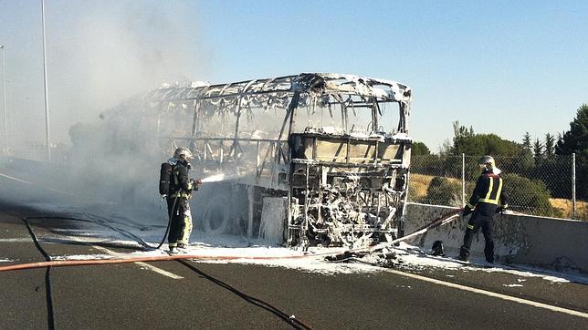 El incendio de un autobús atasca la A-6
