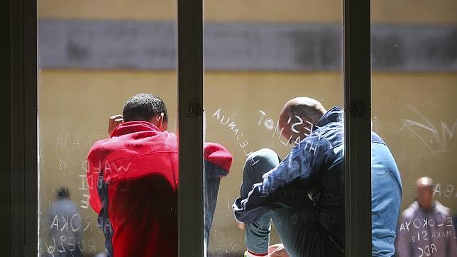 25 internos logran huir de un centro de internamiento de extranjeros