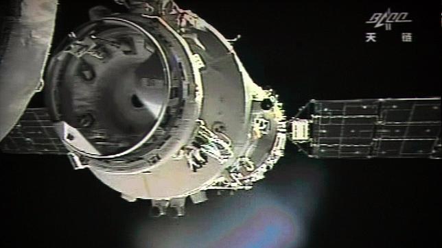 Los &#039;taikonautas&#039; chinos completan su primer acoplamiento espacial manual