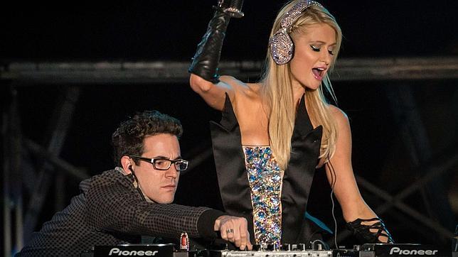 El bautismo asistido de Paris Hilton como Dj
