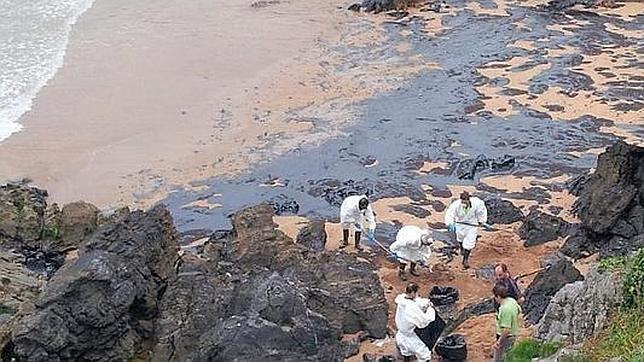 Limpian las playas asturianas tras la marea negra en Carreño
