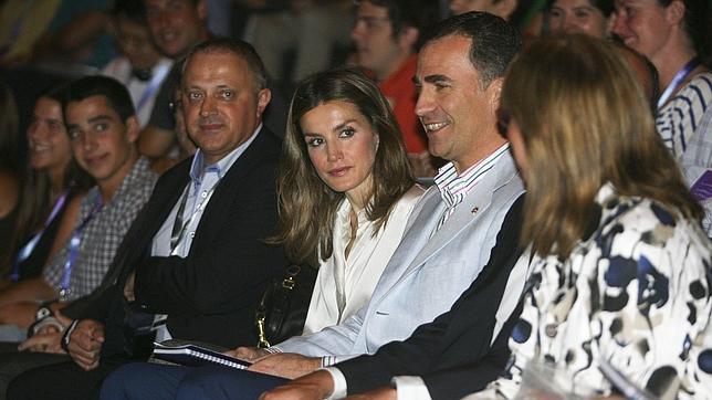 El Príncipe invita a los jóvenes a «trabajar juntos» para afrontar los problemas