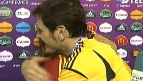 Iker Casillas y Sara Carbonero cambian el beso por un abrazo