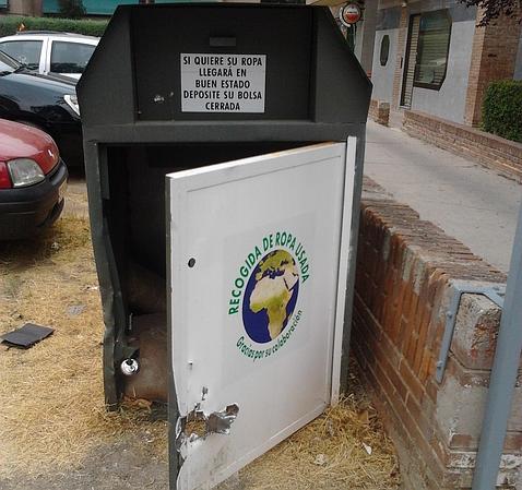 Saqueos en los buzones ilegales de recogida de ropa