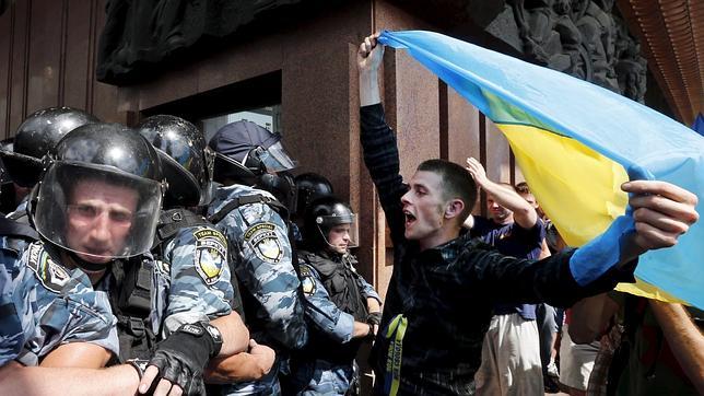 Batalla campal en el centro de Kiev por elevar el ruso al rango de lengua oficial