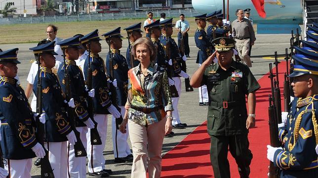 La Reina Sofía recibe el agradecimiento de la población pobre de Filipinas por la cooperación española