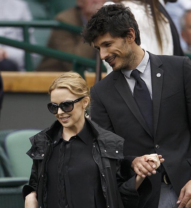 Kylie Minogue y Andrés Velencoso muestran su amor en el tenis