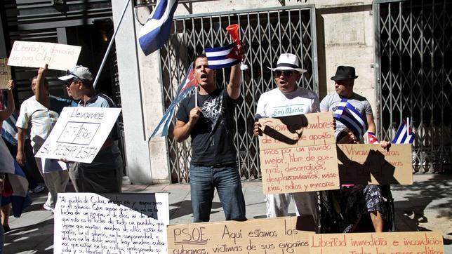Expresos cubanos se manifiestan para reclamar una «solución» a sus problemas