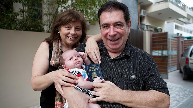 Cayetana, la hija de españoles gestada en el vientre de una mujer india, sale del limbo legal