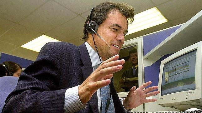 El Parlament rechaza el castellano en el servicio de atención ciudadana 012