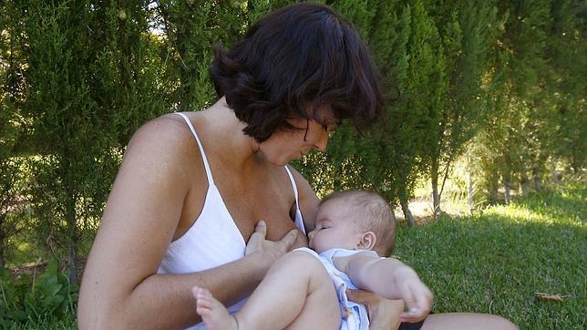 Dar el pecho reduce el riesgo futuro de obesidad de la madre