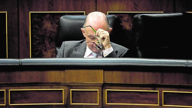 El Gobierno solo devolverá la paga a los funcionarios si cumple el déficit en 2015