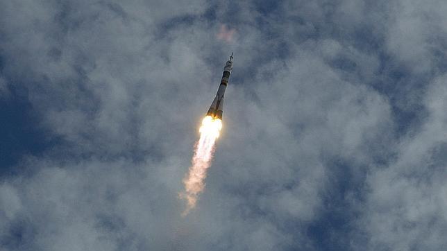 La nave rusa Soyuz despega con tres astronautas a bordo