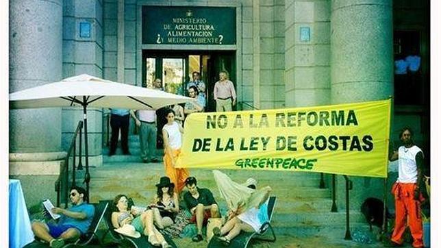 Greenpeace convierte el Ministerio de Medio Ambiente en una playa privada