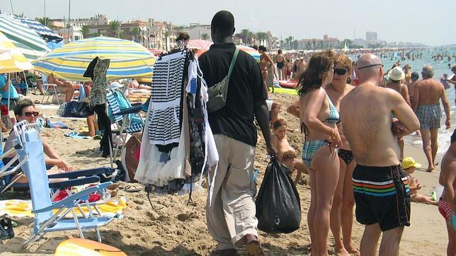 Calafell multará con hasta 20.000 euros a compradores de artículos del top manta
