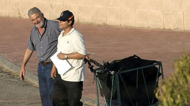 La hija del narco Oubiña agrede a una periodista en el cementerio de Villagarcía