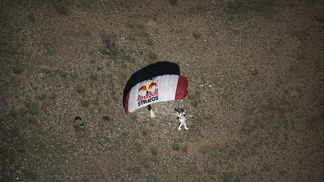 El aventurero Baumgartner se lanza en caída libre desde casi 30.000 metros
