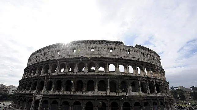 El Coliseo se inclina como la Torre de Pisa