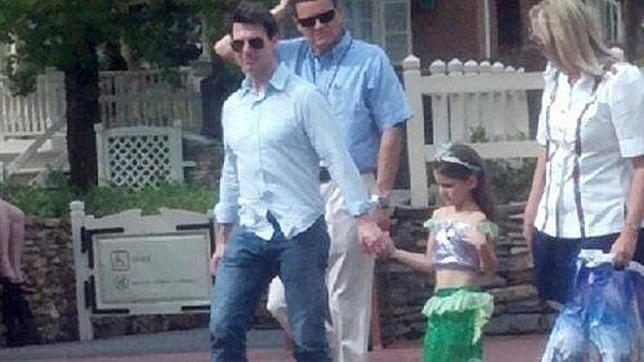 Tom Cruise disfruta de su hija en Dineyworld