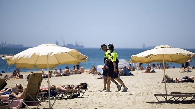 Barcelona pone más de 4.000 multas por venta ambulante en la playa