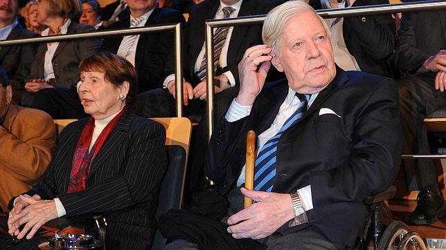 El nonagenario excanciller alemán Helmut Schmidt se echa novia