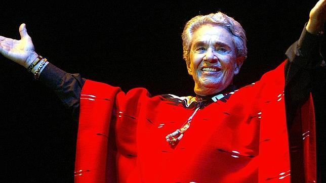 Chavela Vargas mantiene su «espíritu de lucha» pese a no mejorar