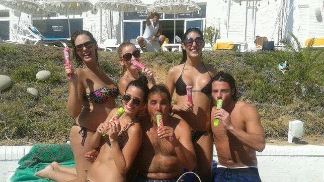 Jessica Bueno presume de embarazo en un día de piscina con Kiko y Alessando, de GH