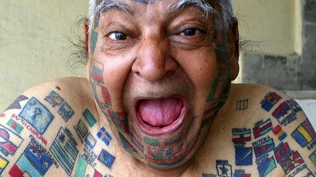 Guinness Rishi, el hombre de las 500 banderas tatuadas