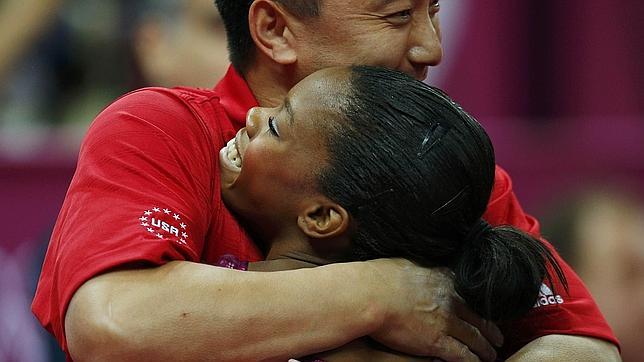 La primera gimnasta de color en ganar un oro, criticada en la web por su pelo