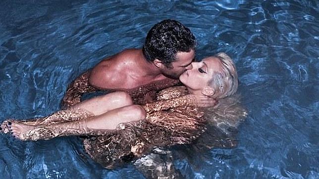 Lady Gaga y el beso de amor a Taylor Kinney en la piscina