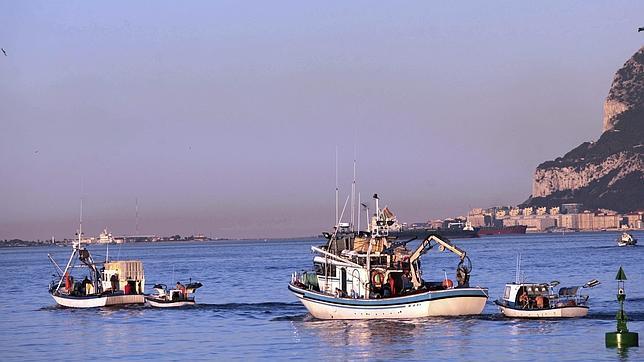 La Policía del Peñón abandona a 8 inmigrantes en una balsa