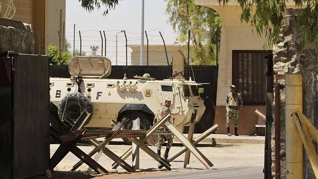 Egipto arresta a seis presuntos terroristas y refuerza la presencia militar en el Sinaí