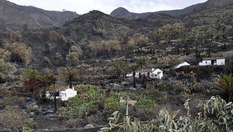Se mantiene activo el fuego en La Gomera y evacuan a 300 personas en Tenerife