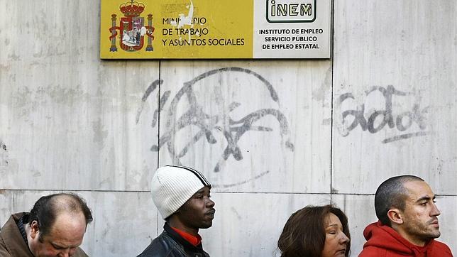 El paro y la crisis reducen el dinero que envían los inmigrantes desde España