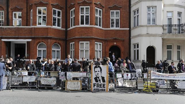 Londres dice que la decisión de Quito sobre Assange «no variará» su postura