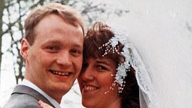 Descubre en Facebook que su marido es bígamo tras encontrar una foto de su segunda boda