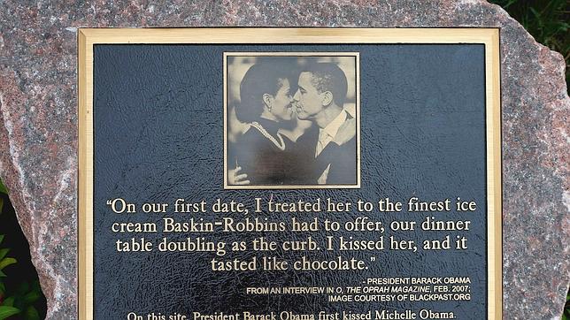 Una placa conmemora el primer beso de los Obama