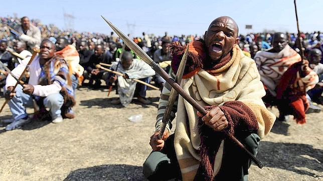 Una comisión investigará el tiroteo a los mineros en Sudáfrica