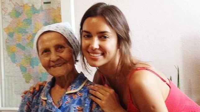 Irina Shayk, leñadora en el caserío de su abuela