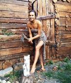 Irina Shayk, leñadora en el caserío de su abuela