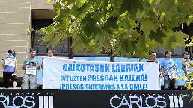 Imputados por encaramarse a la fachada de la sede del PPN