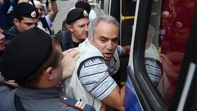 Citan a  declarar a Kasparov acusado de morder a un policía